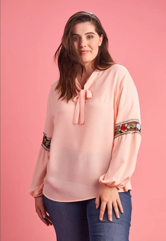 Blouse rose avec broderie